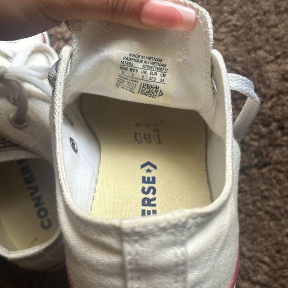 CONVERSE , white , litterally like brand new size 7 woman’s - Picture 3 of 5